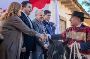 Saludo del huaso a caballo a las autoridades