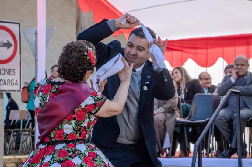Autoridades bailando un pie de cueca