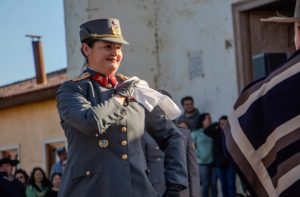Personal militar bailando cueca