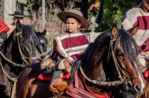 Niño huaso a caballo