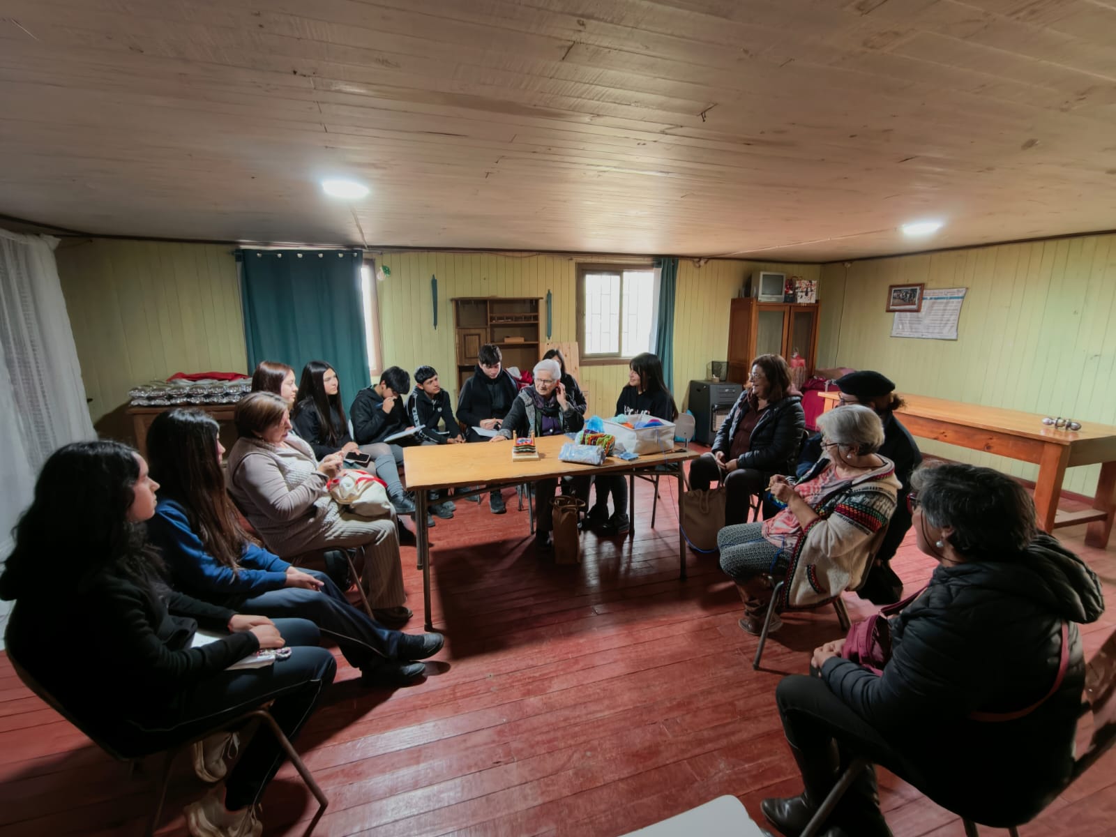 Estudiantes de la Escuela Jorge González Bastías junto al Club del Adulto Mayor de Nirivilo